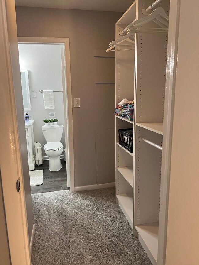 Building Photo - 5803 Royal Ridge Dr