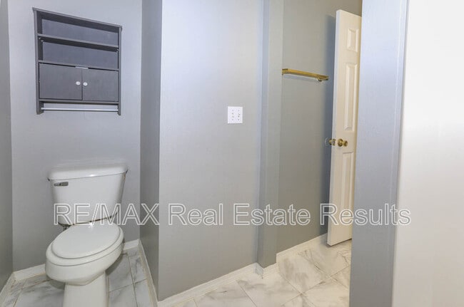 Building Photo - 2306 W Roselawn St