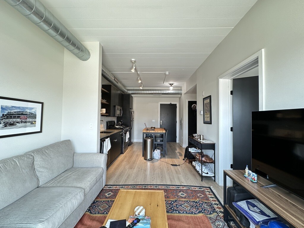 Building Photo - 941 W Belmont Ave