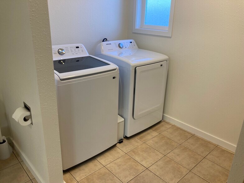 Building Photo - 14275 Avon Allen Rd