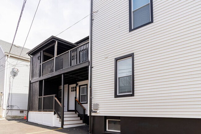 Building Photo - 42 White St Pl