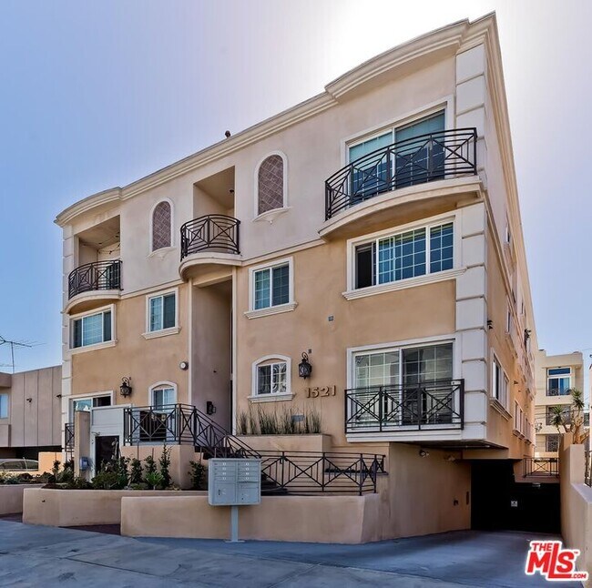Building Photo - 1521 S Hayworth Ave