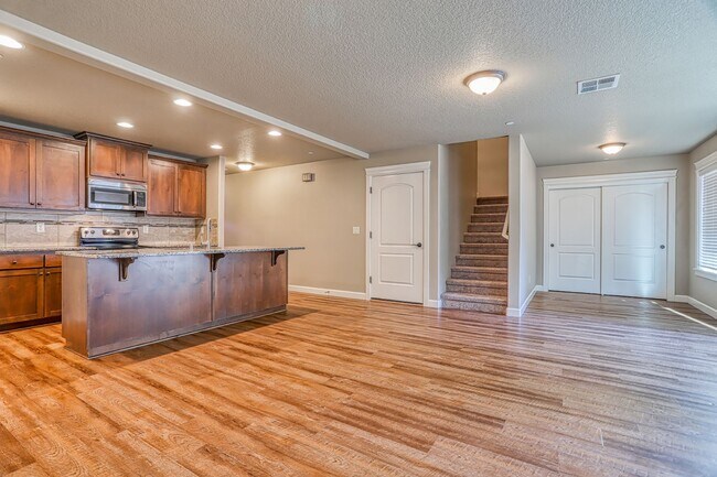Building Photo - Centrally Located 4 Bedroom Townhome with Attached Garage & AC