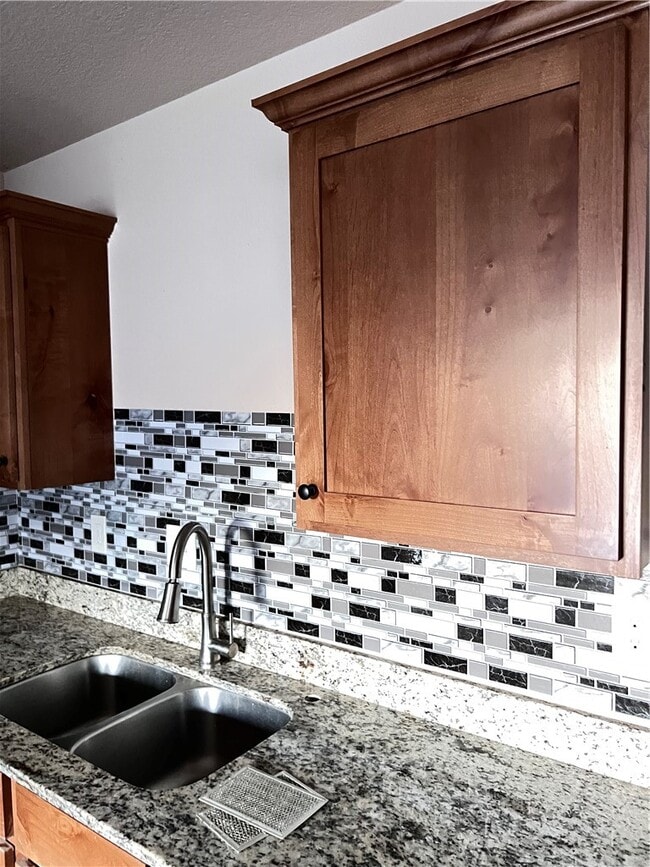 Building Photo - 431 Red Robin St