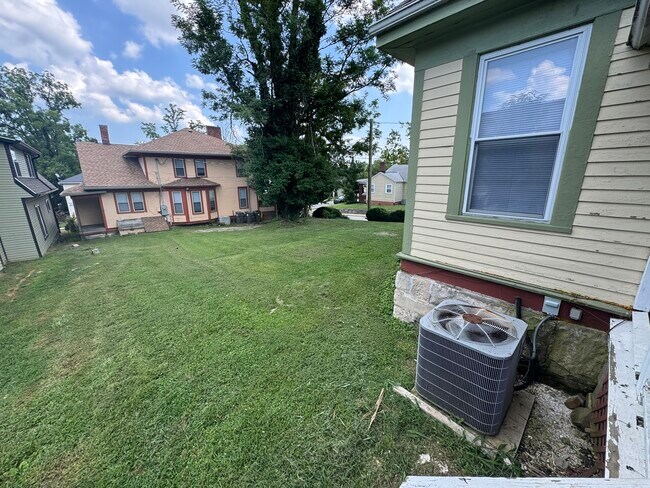 Building Photo - 215 E 9th St