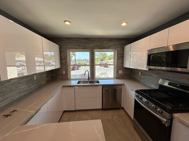 Building Photo - Newly Renovated 4 bed house! (Lease out, pending signatures. Check back in a few days!)