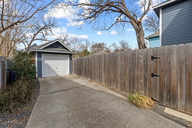 Building Photo - 5512 William Holland Ave