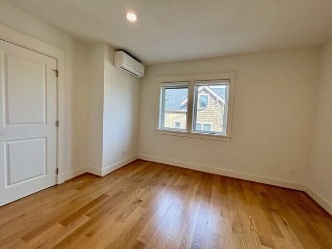 Building Photo - Queen Anne Townhome