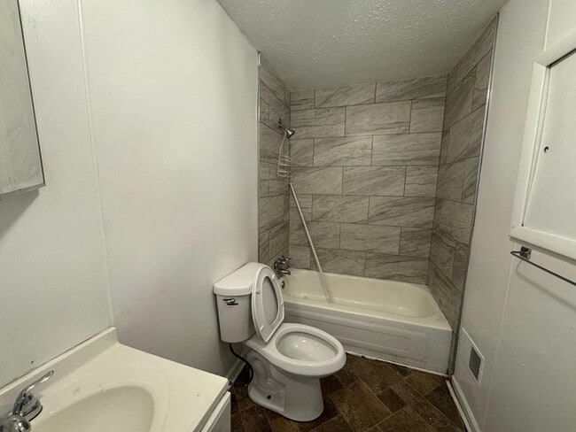 Building Photo - 14925 Mendota St