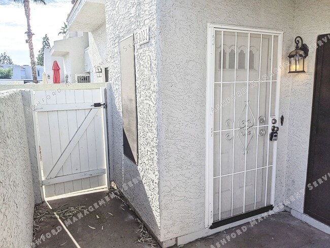 Building Photo - COMING SOON! 3 BEDROOM 3 BATH END UNIT TOW...