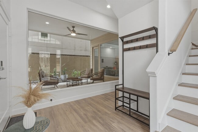 Building Photo - 5515 Venice St