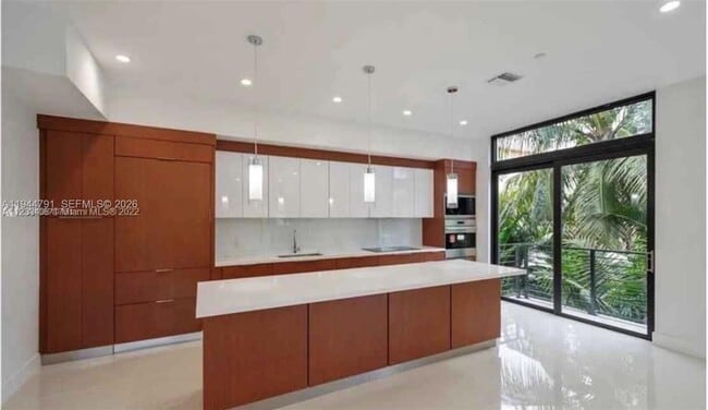 Building Photo - 909 NE 16th Terrace