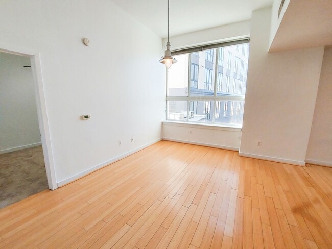 Building Photo - Modern and Bright 1 BR 1 BA in 16th St Hei...