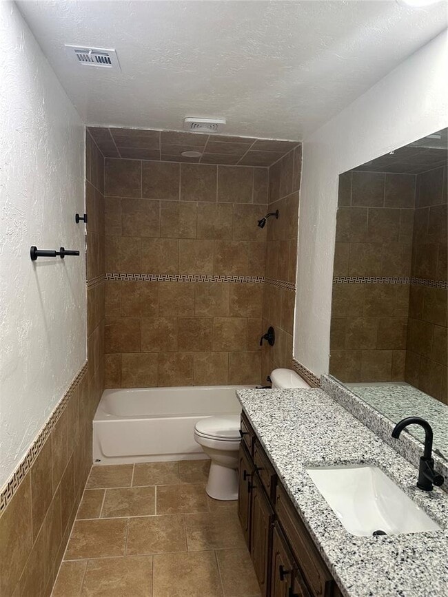 Building Photo - 1318 Alviola Ave