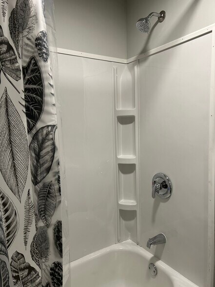 Building Photo - 922 S Spring St