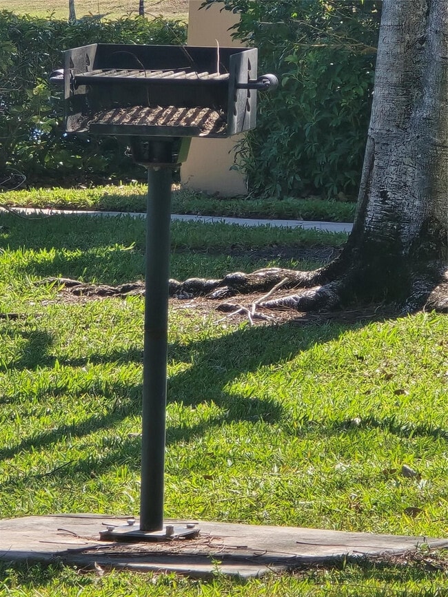 Building Photo - 7970 N Nob Hill Rd