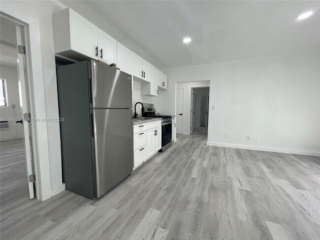 Building Photo - 316 Surfside Blvd