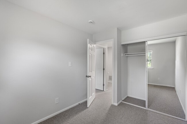 Building Photo - Renovated Hilltop Village Townhouse-Available 5/15/26