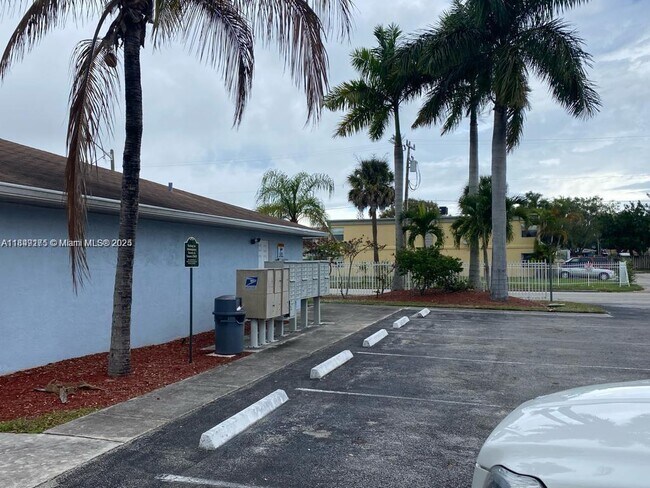 Building Photo - 617 Ixoria Ave