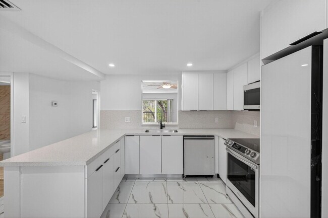 Building Photo - 14375 Strathmore Ln