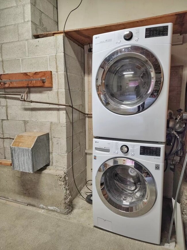 Building Photo - Beautilfully Remodeled 4 Bed 2.75 Bath Ram...