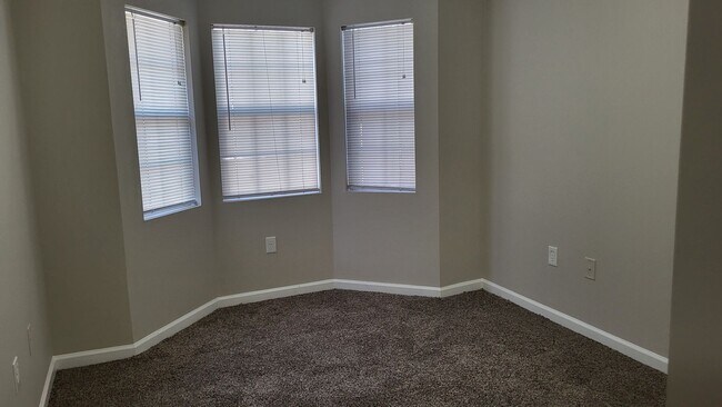 Building Photo - Cute 2 Bedroom/1.5 Bath Villa Rica Townhome