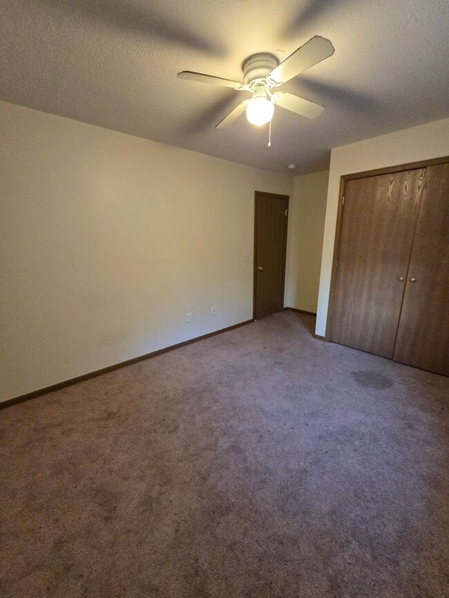 Building Photo - 3 bedroom 2 bathroom