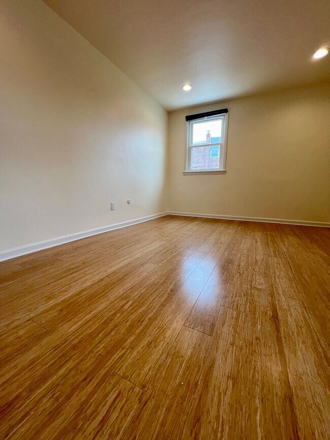 Building Photo - Gorgeous 3-Bedroom Townhome with One-Car Garage in Roxborough! Available NOW!