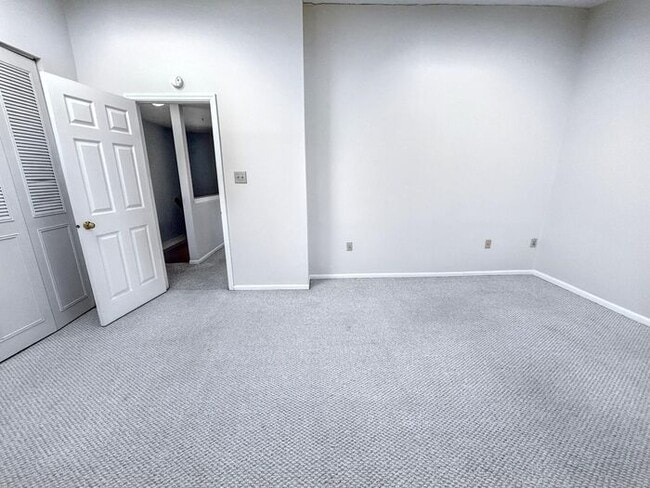 Building Photo - Charming 2-Bedroom Home with Modern Amenit...