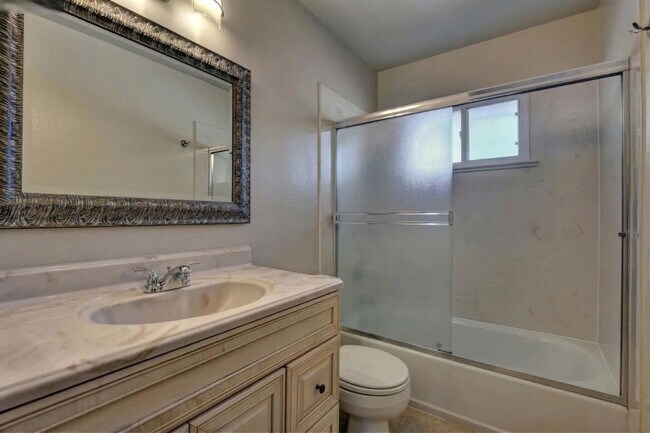 Building Photo - Modern 2-Bedroom Townhome in Peaceful Redwood Community