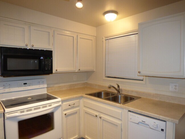 Building Photo - 3 bed 1 bath House