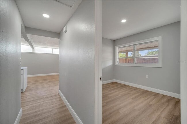 Building Photo - 2303 Bonneville Dr