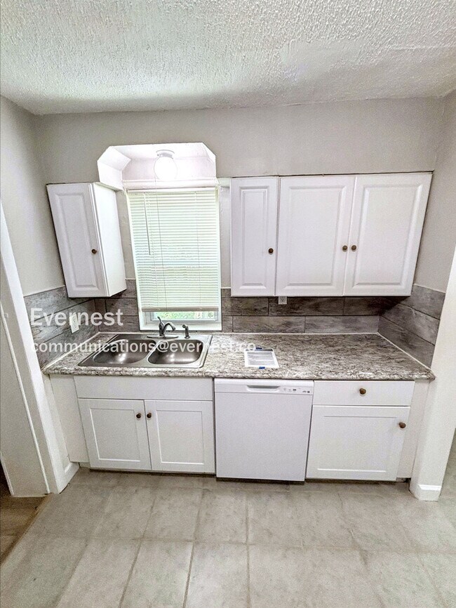 Building Photo - Updated 3 Bedroom Home in St Louis / Pet F...