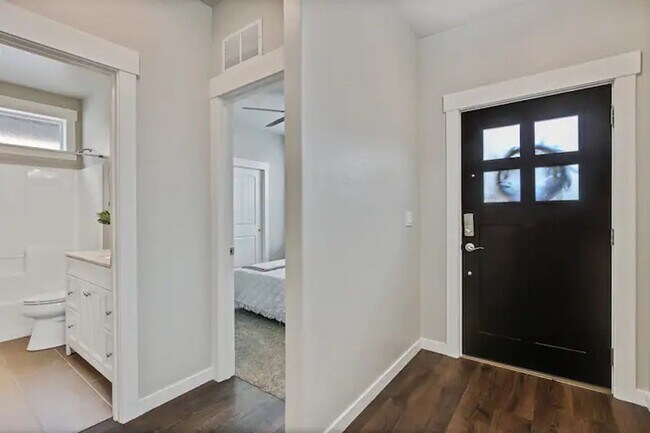 Building Photo - Beautiful 3 bedroom Single Level Home _ Pe...