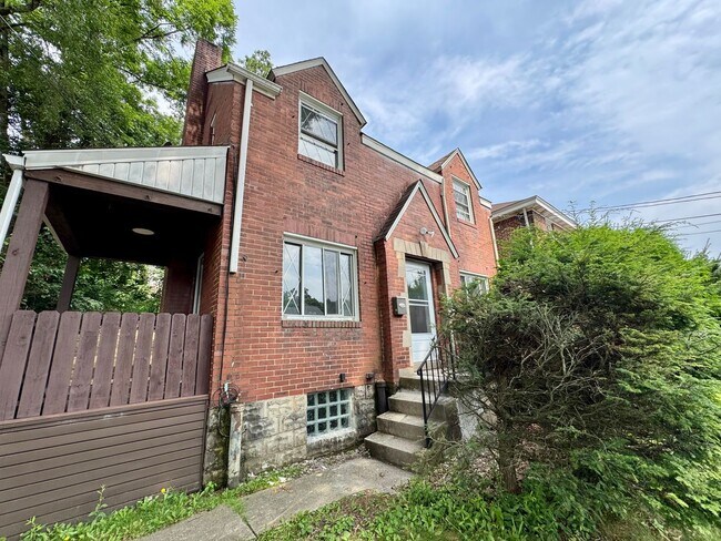 Building Photo - Adorable 2 Bed 1 Bath Home in Brookline W/dedicated office/library space!