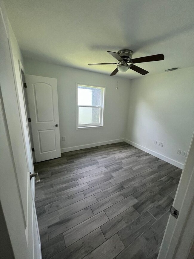 Building Photo - ?South Lakeland Gem – Private Single-Family Home!