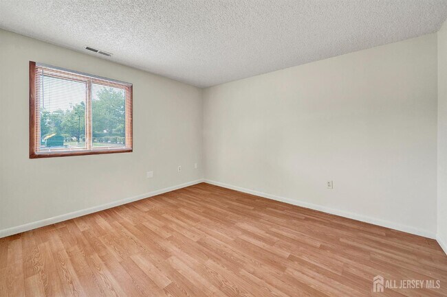 Building Photo - 601 Ravens Crest Dr