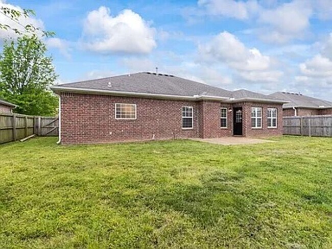 Building Photo - 1909 SW Elington St