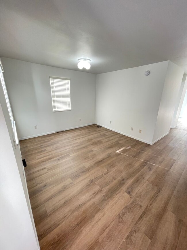 Building Photo - AVAILABLE NOW - New Renovation - 2 Bed 1 Bath