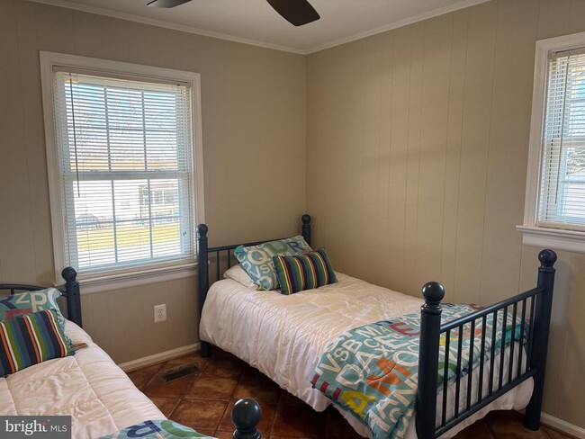 Building Photo - 6194 Riverview Dr