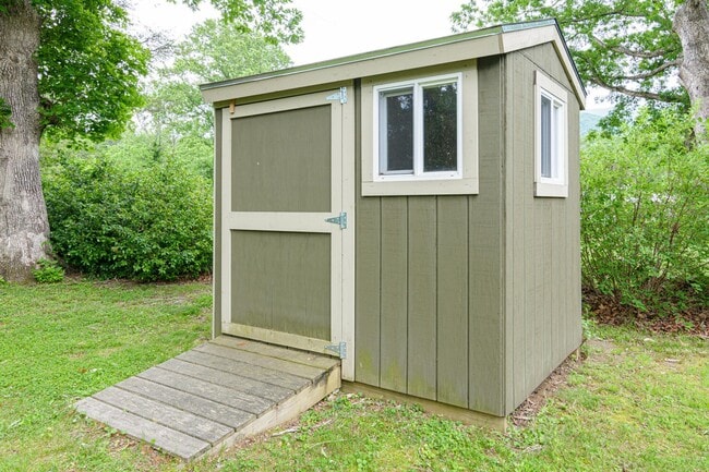 Building Photo - Charming Three-Bedroom Home East of Asheville
