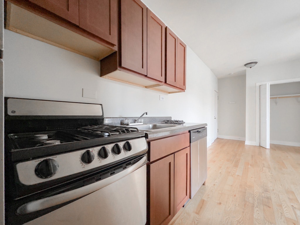 Building Photo - 956 W Cornelia Ave