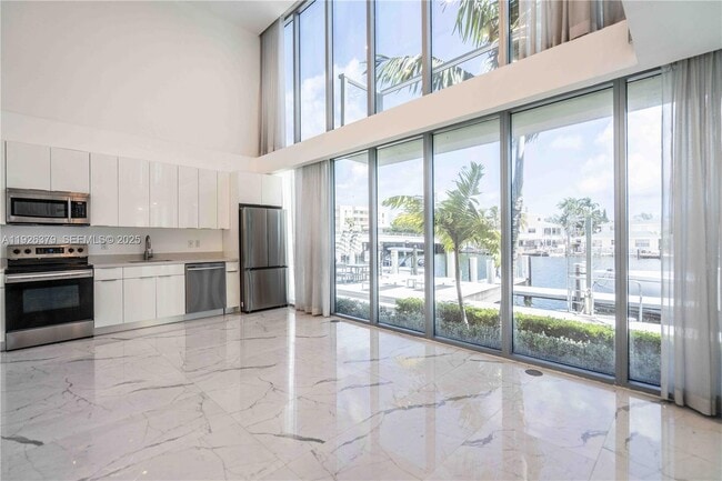 Building Photo - 8425 Crespi Blvd