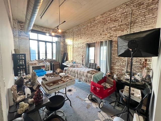 Building Photo - 190 Christopher Columbus Dr