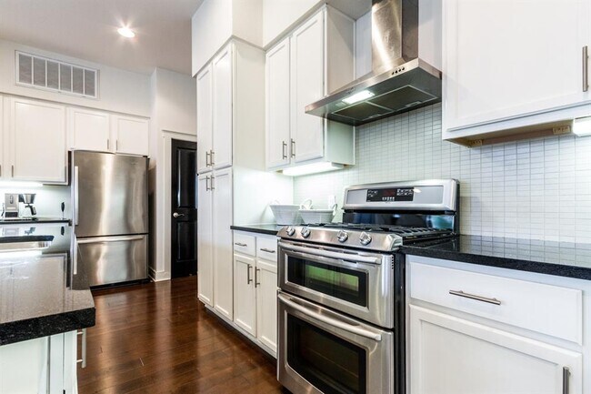 Building Photo - 2520 Bluebonnet Ln