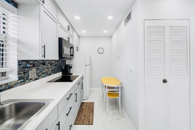 Building Photo - 129 Lake Carol Dr