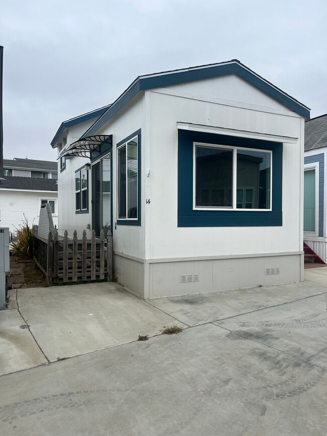 Primary Photo - 1105 Morro Ave
