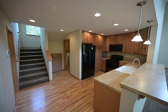 Building Photo - 3 bed, 2.5 bath, 2 car garage, lots of sun...