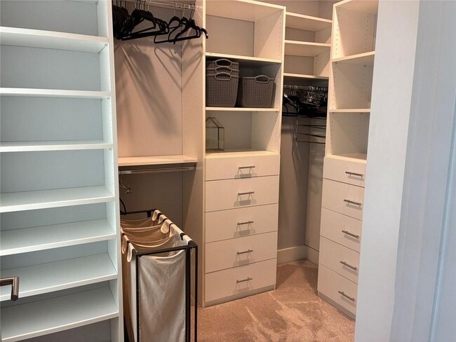 Building Photo - 623 Irwin St NE