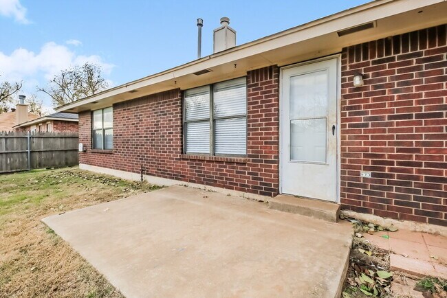 Building Photo - 16 N Greengate Dr